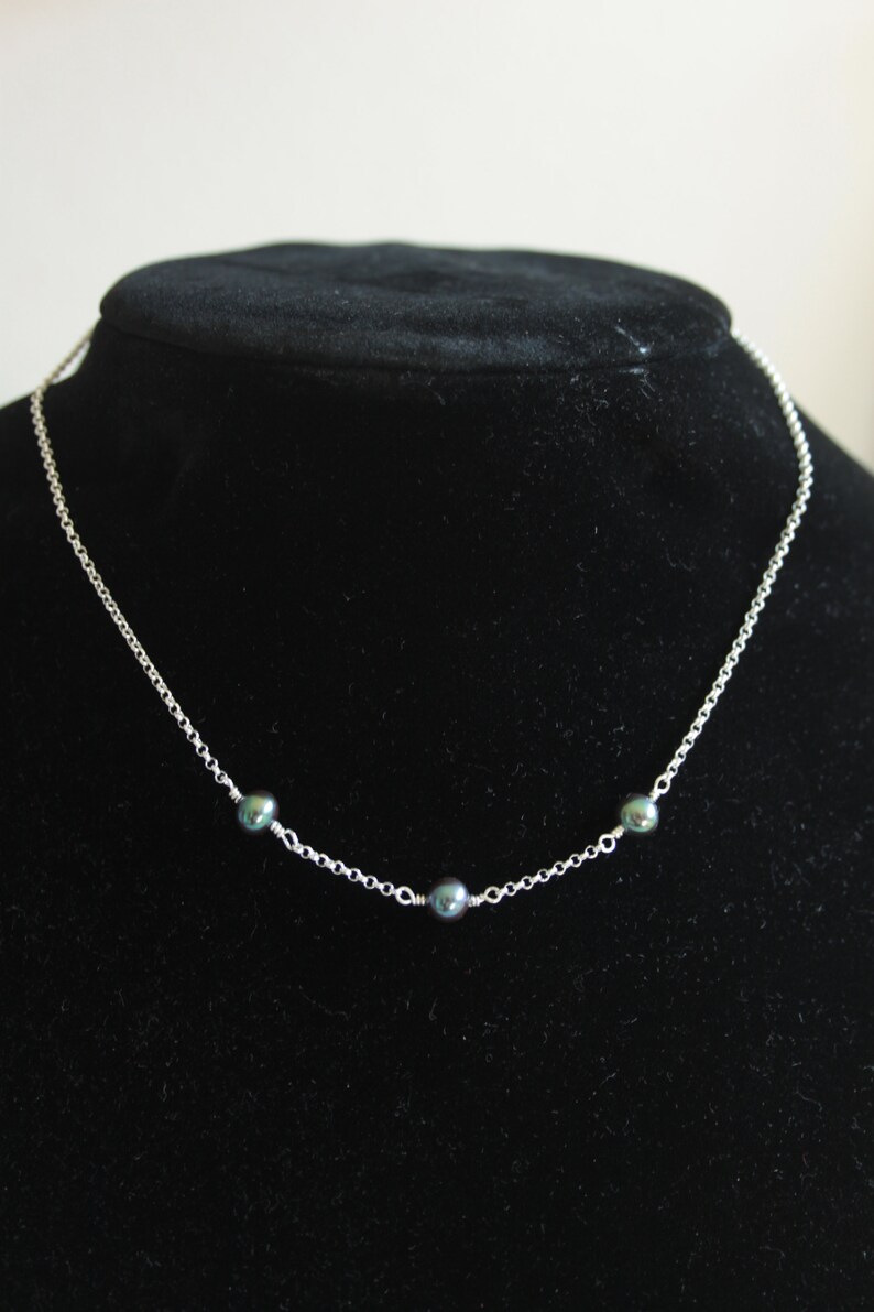 Peacock green pearl choker necklace