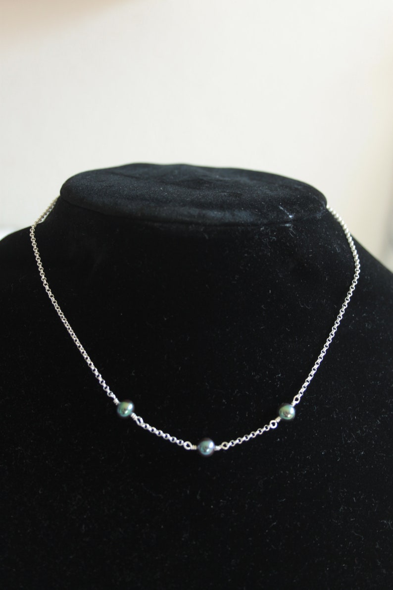 Peacock green pearl choker necklace