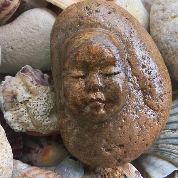 Pierre de Bouddha bébé, sculpture de Bouddha enfant originale et unique sur galet de mer