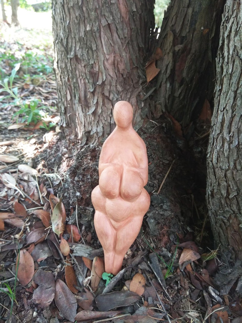 Figuras diosas de la fertilidad de barro