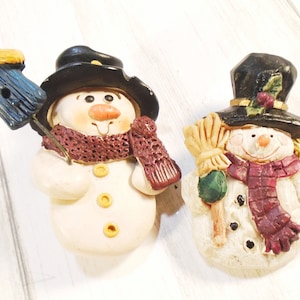 Vintage Snowman Pin Pair, 2 Resin Brooches, Snowman with Top Hat, Snowman with Birdhouse, Vintage Winter Pins, Christmas Snowman Brooch.