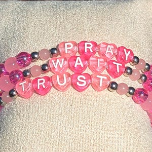 Conjunto de pulseiras de contas rosa Pray-Wait-Trust, conjunto de pulseiras rosa, 3 pulseiras, contas de letras em formato de coração.