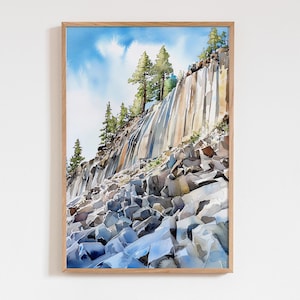 Peut inclure: Peinture à l'aquarelle d'une falaise rocheuse avec un ciel bleu en arrière-plan. La falaise est composée de formations rocheuses verticales et de rochers épars. Des arbres verts poussent au bord de la falaise. L'œuvre est encadrée dans un cadre en bois brun clair.