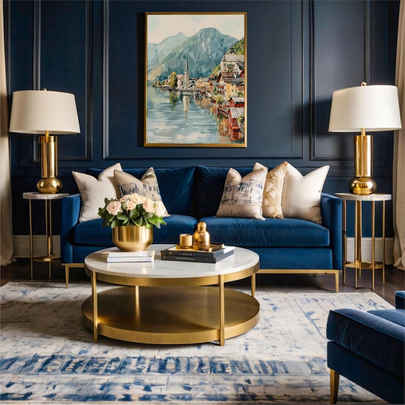 Peut inclure: Un salon luxueux avec un canap&eacute; en velours bleu marine, une table basse ronde et deux tables d'appoint avec des lampes dor&eacute;es. Une peinture &agrave; l'aquarelle encadr&eacute;e d'un village au bord du lac est accroch&eacute;e au-dessus du canap&eacute;. Des coussins d&eacute;coratifs et un vase dor&eacute; avec des fleurs ajoutent &agrave; l'&eacute;l&eacute;gance de la pi&egrave;ce.