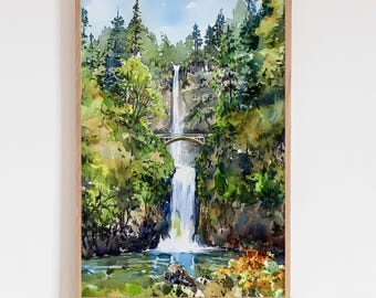 Può includere: Dipinto ad acquerello di una cascata che scende da una scogliera rocciosa, incorniciata da lussureggianti alberi verdi. Un piccolo ponte ad arco attraversa le cascate. L'opera d'arte è in una cornice di legno, che mostra un sereno paesaggio naturale.
