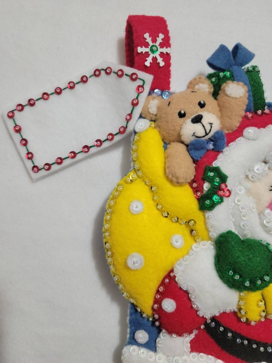 Kit Coussin Père Noël Bucilla - Feutre, Perles, Paillettes - 45,7cm - Broderie Festive - Idée Cadeau Noël