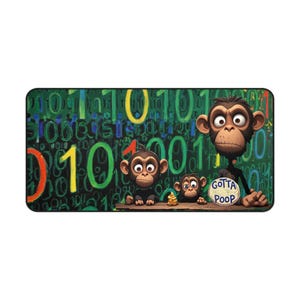 Puede incluir: Alfombrilla de ratón rectangular con tres monos de dibujos animados frente a un fondo verde con código binario. Un mono sostiene un letrero que dice "GOTTA POOP". Los monos son marrones y negros.