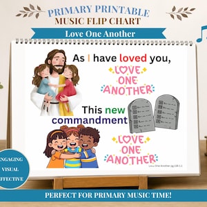 Op de afbeelding: Een spiraalgebonden muziek-flipchart met de titel Primary Printable Music Flip Chart Love One Another. De pagina bevat illustraties van een figuur die twee kinderen vasthoudt, een groep van drie knuffelende kinderen en twee stenen tabletten met tekst.