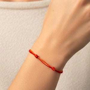 Zweireihiges Armband in Orange und Rot. Minimalistischer Schmuck. Verstellbar. Buddhistischer Glücksbringer. Zweifarbig. Boho-Chic.