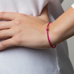 Pulsera de cordón rosa brillante, amuleto de la suerte femenino y de moda.