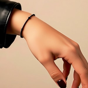 Bracelet cordon NOIR Bijou porte bonheur protecteur minimaliste tendance femme homme rock deuil