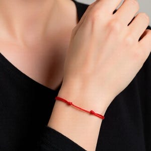 Bracciale con cordino KABBALE RED IL filo rosso Gioielli minimalisti di protezione e portafortuna da impilare