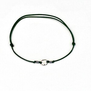 Pulsera de alambre verde oscuro con un trébol de cuatro hojas y cuentas de plata 925. Amuleto de la suerte hecho a mano.