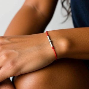 Armband i sterlingsilver med 7 pärlor, 7 chakran och en röd snodd. En lyckobringare för skydd, zenyoga och stapling.