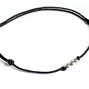 Pulseira de cordão PRETO com 3 contas redondas em prata maciça em fio com nós deslizantes Letra S em código Morse Jóia da sorte