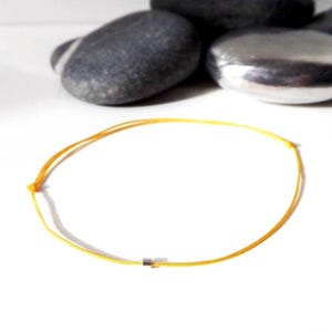 Fijne draad armband GEELGOUD 1 kleine buiskraal in massief zilver Beschermend minimalistisch sieraad