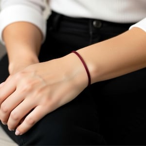 Kabbala-Armband, dünne Kordel, Bordeaux | Dunkelrot. Minimalistischer, stapelbarer Kabbala-Schmuck.