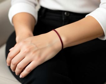 Kabbala-Armband, dünne Kordel, Bordeaux | Dunkelrot. Minimalistischer, stapelbarer Kabbala-Schmuck.