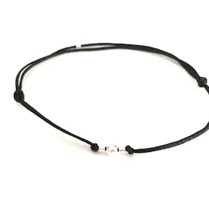 Pulsera de cordón fino NEGRO 1 cuenta redonda de plata maciza rodeada de 2 cuentas de tubo de plata maciza Letra K en morsa Joyería protectora