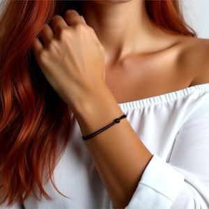 Pulsera de cordón marrón oscuro. Muy fina y moderna, un amuleto de la suerte.