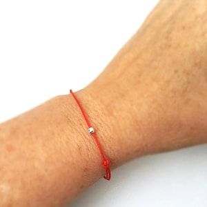 Pulseira de cordão KABBALE VERMELHO 1 conta redonda em prata maciça Letra E em código Morse Joia minimalista da sorte