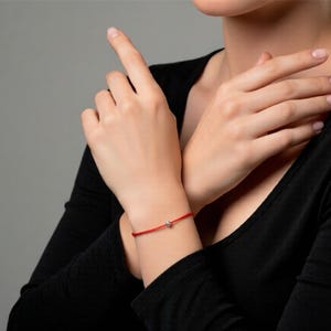 Bracelet KABBALE cordon ROUGE 1 perle ronde Argent massif Lettre E en morse Bijou réglable minimaliste chance à empiler à porter 24 sur 24