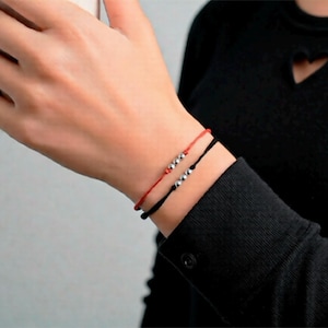 Braccialetto Kabbalah con cordino rosso, 3 perline rotonde in argento sterling, lettera S del codice Morse, gioiello impilabile