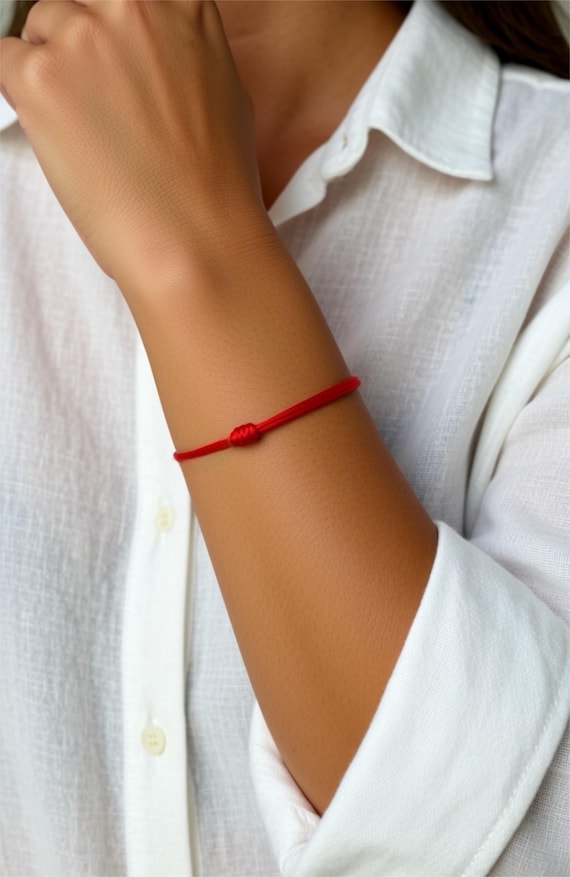 Bracelet KABBALE cordon en satin Rouge I Bleu marine I Argenté I Noir ou Rose fuchsia Bijou minimaliste Porte bonheur
