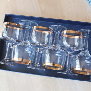 6 GLAZEN vintage/ 6 borrelglaasjes op poot met gouden rand/ vintage drankjes / Letland