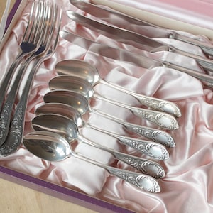Serviesset Russian Vintage/12 metalen Melchior lepels, vorken en messen in doos/Vintage tafelservies/ Sovjet-Unie