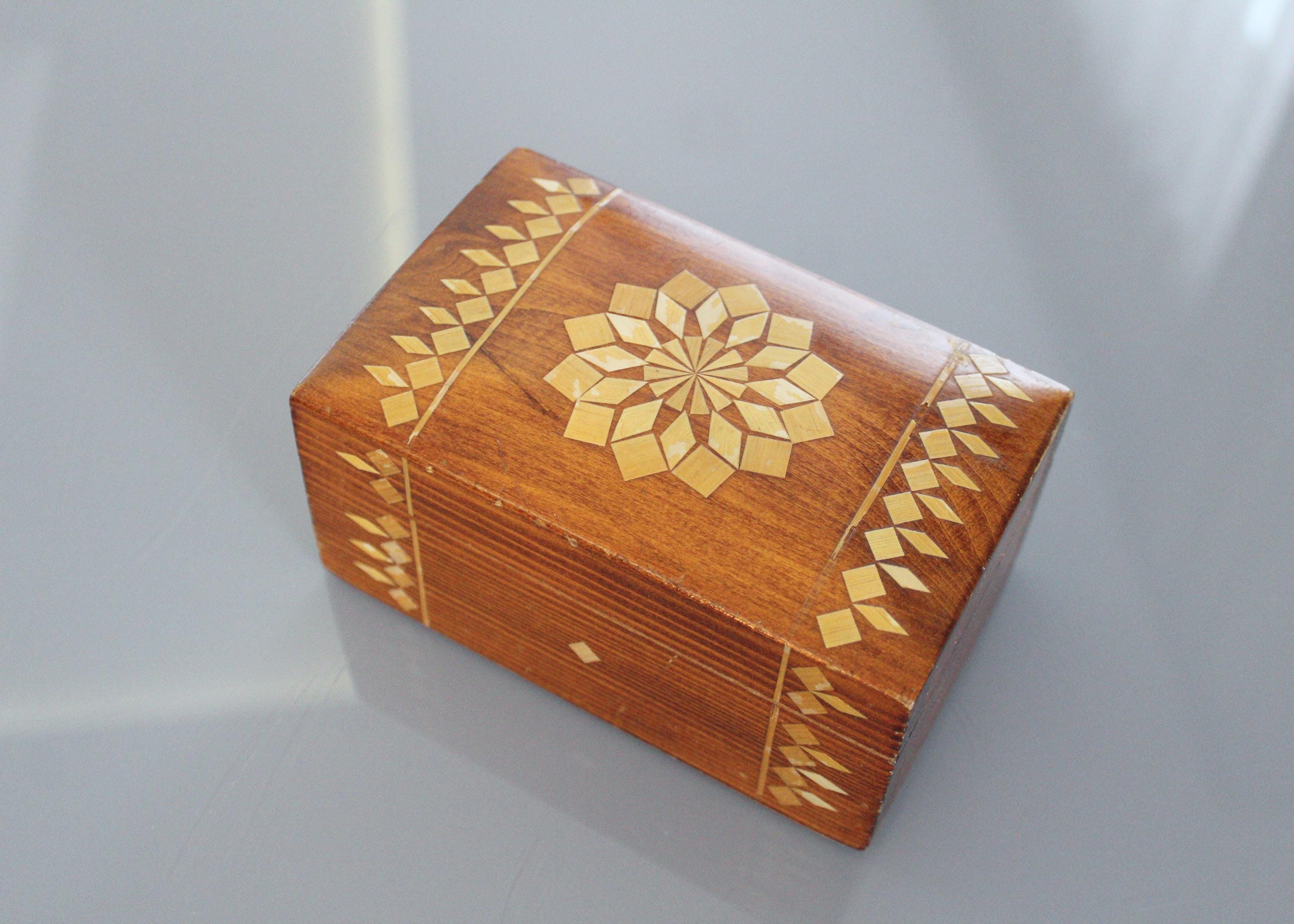 WOODEN BOX Vintage/ Wooden Box With Ornamental Straws Pattern