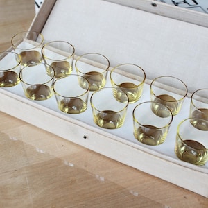 12 SCHnapsgläser Vintage / 12 Gelbe Wodka Schnapsgläser im Karton / Retro Getränke Servier / Lettland