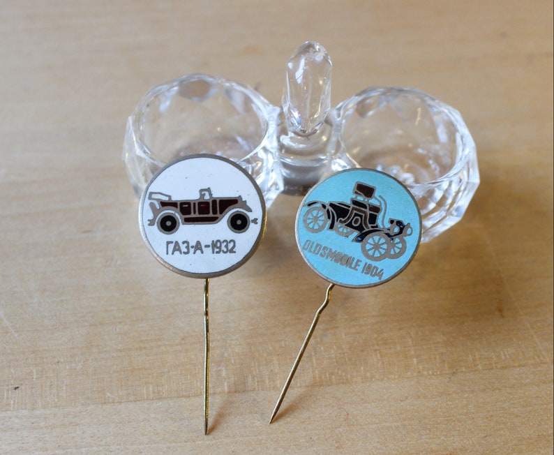 2 PINS RETRO CARS Vintage 2 Retro Cars Models Oldsmobil /& Gaz Russian Collectible Badges Ussr 1980s