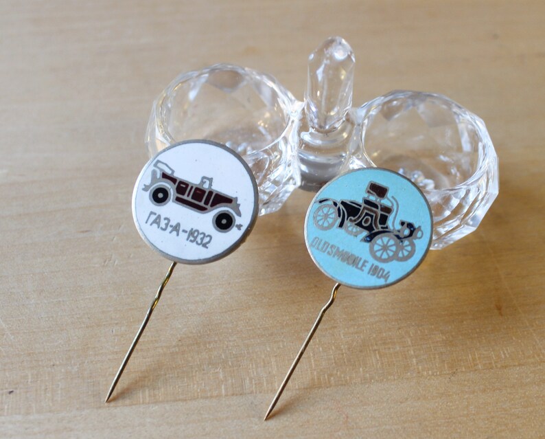 2 PINS RETRO CARS Vintage 2 Retro Cars Models Oldsmobil /& Gaz Russian Collectible Badges Ussr 1980s