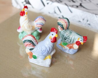 3 FIGURINES DE COQS/ 3 Coqs en porcelaine, Figurines peintes/ Décorations de Pâques/ Europe