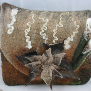 Kleine gefilzte Handtasche, Handgemachte Eco Tasche, Blumen Handtasche, Beige Braun Handtasche, Frau Filztasche, Gefilzte Geldbörse, Filz Schultertasche, Crossbody Tasche