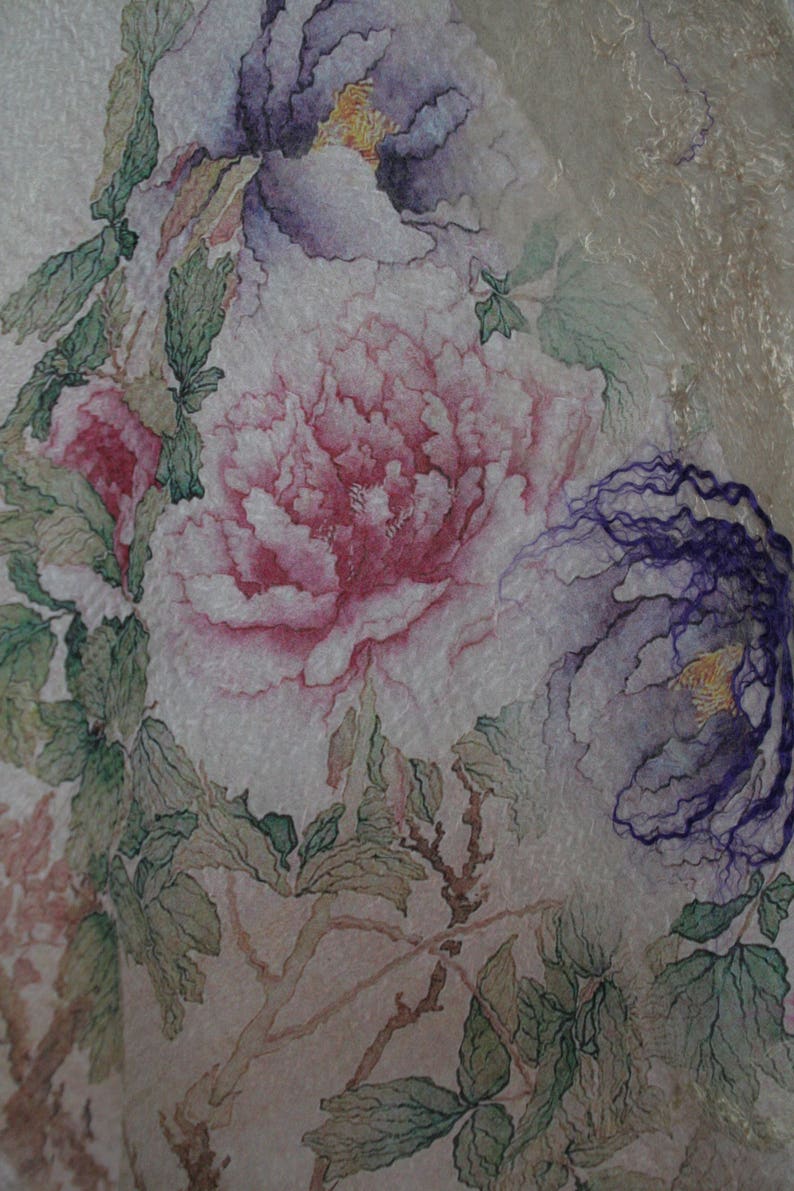 K&ouml;nnte beinhalten: Nahaufnahme eines floralen Designs mit gro&szlig;en, detaillierten Pfingstrosenbl&uuml;ten in Rosa- und Lilat&ouml;nen. Gr&uuml;ne Bl&auml;tter und Stiele sind mit den Bl&uuml;ten verwoben, wodurch eine zarte und k&uuml;nstlerische Komposition entsteht. Der Hintergrund ist ein weiches, strukturiertes Off-White.