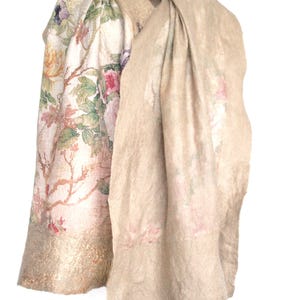 K&ouml;nnte beinhalten: Beiges Schal- und Mantel-Set. Der Mantel hat ein Blumenmuster mit rosa, gelben und lila Blumen auf cremefarbenem Hintergrund. Der Schal ist einfarbig beige mit einem dezenten Blumendesign.