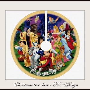 Op de afbeelding: Een kleurrijke kerstboomrok met verschillende Disney-figuren, waaronder Mickey Mouse, Minnie Mouse, Donald Duck, Goofy, Pluto en nog veel meer. De rok is versierd met een feestelijk ontwerp en de tekst "Christmas tree skirt - Neni Design".
