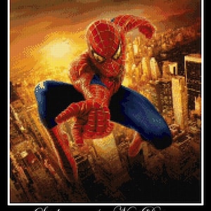 Könnte beinhalten: Ein roter und blauer Superheld, Spiderman, ist in einer dynamischen Pose zu sehen, wie er durch eine Stadtlandschaft schwingt. Der Hintergrund ist ein Sonnenuntergang mit goldenem Schein.