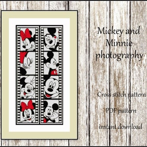 Könnte beinhalten: Ein Schwarzweiß-Kreuzstichmuster von Mickey Mouse und Minnie Mouse in einer Fotobox. Das Muster enthält sechs verschiedene Posen der Figuren. Der Titel "Mickey and Minnie photography" ist in schwarzer Schrift auf weißem Hintergrund geschrieben. Der Text "Cross stitch pattern", "PDF pattern" und "instant download" ist ebenfalls im Bild enthalten.