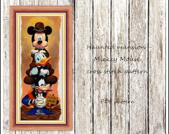 Puede incluir: Un patrón de punto de cruz con Mickey Mouse, Donald Duck y Goofy de la atracción Haunted Mansion. El patrón está en un marco de madera e incluye el texto "Haunted mansion - Mickey Mouse cross stitch pattern PDF pattern".