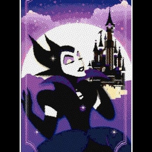 Puede incluir: Un patr&oacute;n de punto de cruz negro y morado con Mal&eacute;fica, la villana de La Bella Durmiente, de pie frente a un castillo morado y blanco. El texto "Maleficent Queen - Yeni Design" est&aacute; en la parte inferior de la imagen.