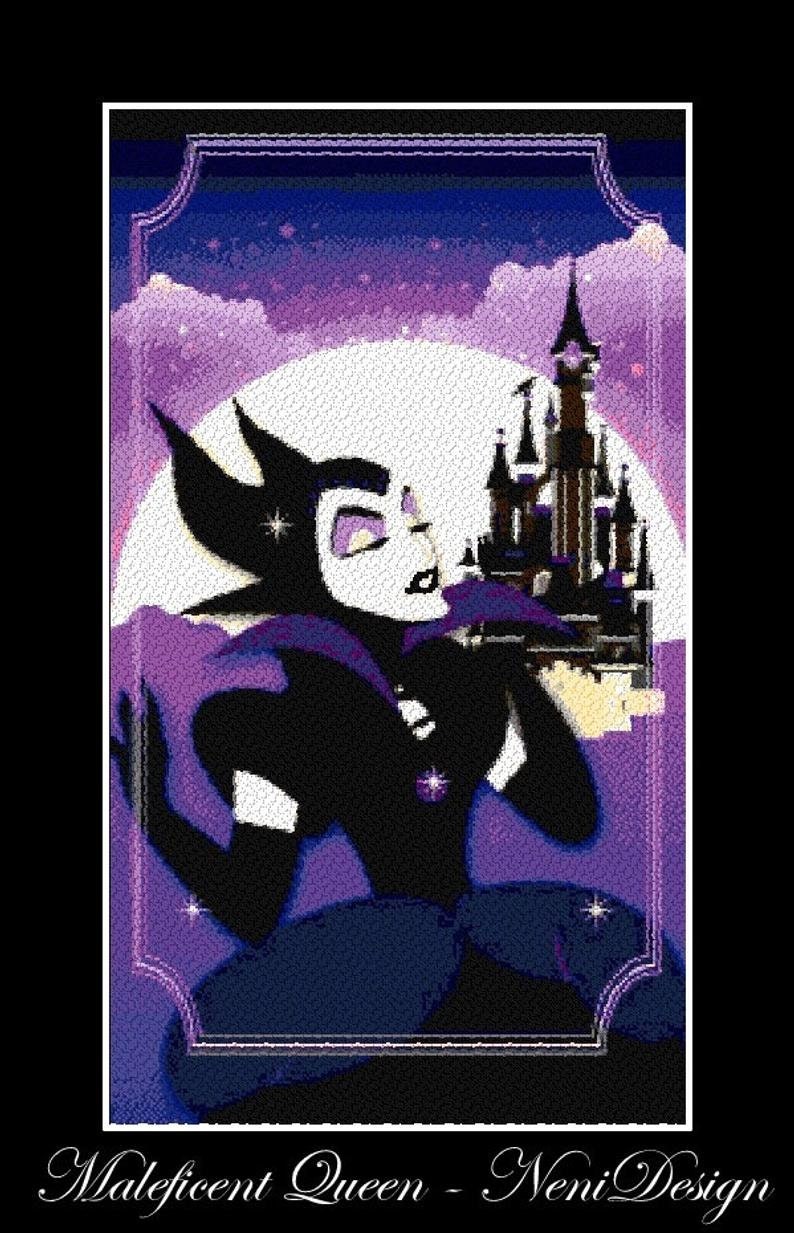 Puede incluir: Un patr&oacute;n de punto de cruz negro y morado con Mal&eacute;fica, la villana de La Bella Durmiente, de pie frente a un castillo morado y blanco. El texto "Maleficent Queen - Yeni Design" est&aacute; en la parte inferior de la imagen.