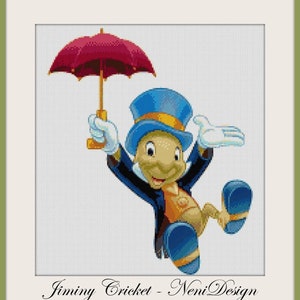 Può includere: Uno schema di punto croce con Jiminy Cricket di Pinocchio della Disney. Jiminy indossa un cappello a cilindro blu, un abito nero e scarpe gialle. Sta tenendo un ombrello rosso e sorridendo.