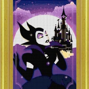 Puede incluir: Un patr&oacute;n de punto de cruz negro y morado con Mal&eacute;fica, la villana de La Bella Durmiente, de pie frente a un castillo con una luna llena en el fondo. El texto "Maleficent Queen - Neni Design" est&aacute; en la parte inferior de la imagen.