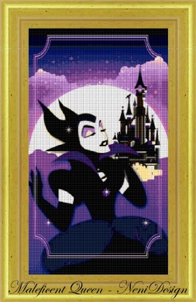 Puede incluir: Un patr&oacute;n de punto de cruz negro y morado con Mal&eacute;fica, la villana de La Bella Durmiente, de pie frente a un castillo con una luna llena en el fondo. El texto "Maleficent Queen - Neni Design" est&aacute; en la parte inferior de la imagen.