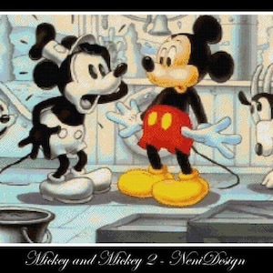 Puede incluir: Una ilustración de dibujos animados de Mickey Mouse y otro personaje, posiblemente una versión más joven de Mickey, de pie en un entorno de cocina. Los personajes llevan pantalones cortos y tienen expresiones de sorpresa en sus caras. Un perro blanco y negro está en el fondo.
