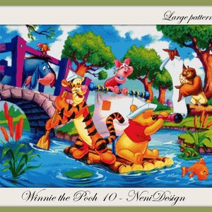Puede incluir: Winnie de Pooh y sus amigos Tigger, Piglet y Búho están en una balsa flotando por un río. La balsa está hecha de troncos y tiene una vela. Los personajes sonríen y disfrutan de su aventura. El fondo es un paisaje de dibujos animados colorido con árboles, un puente y un cielo azul.