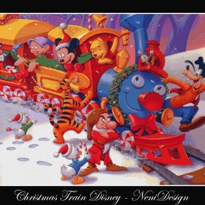 Puede incluir: Un tren de Navidad con una locomotora azul decorada con acebo y un lazo rojo. El tren es tirado por un vagón rojo con un Winnie de Pooh sonriente en el lateral. Otros personajes de Disney, como Mickey Mouse, Donald Duck y Tigger, van en el tren.